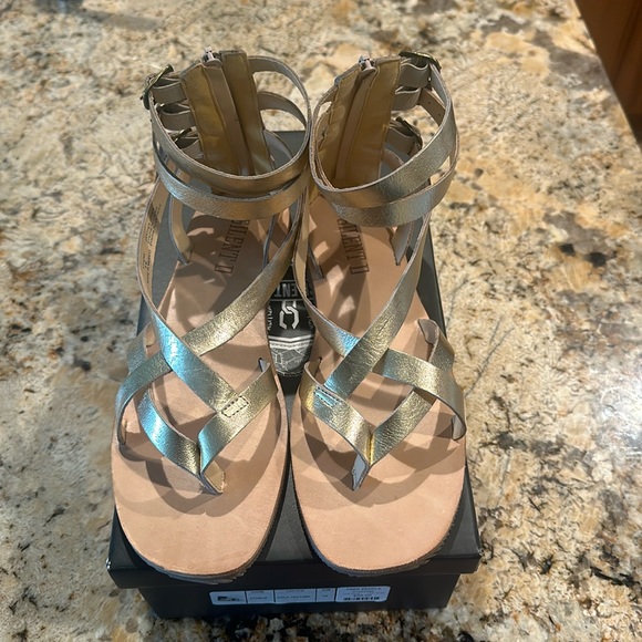 SILENT D gladiator sandals in the perfect golden shade - Picture 1 of 3